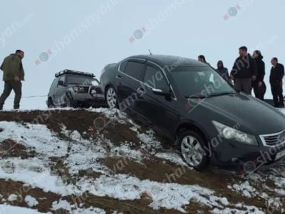 Արագածոտնի մարզում ճանապարհի ձնհալի պատճառով «Honda»-ն հայտնվել է դաշտում՝ բախվելով հողաթմբին