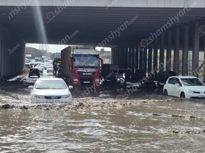 Под мостом на проспекте Исакова из-за дождевой воды образовалось озеро: Водители ищут в воде потерянные номерные знаки