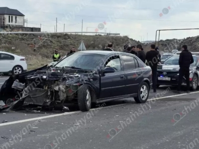 Մուղնիում բախվել են «Opel»-ն ու «Ford Transit»-ը. վերջինն էլ բախվել է բետոնե էլեկտրասյանը. 2 հոգի հոսպիտալացվել է