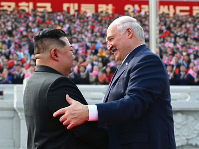 Lukashenko gifts Kim Jong Un rifle “in case enemies appear”