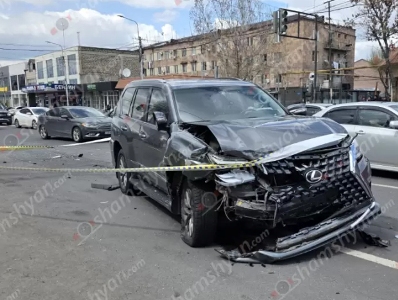 Երևանում բախվել են Lexus-ը և Hongqi-ն․ վերջինս հայտնվել է մայթին. կա 5 վիրավոր