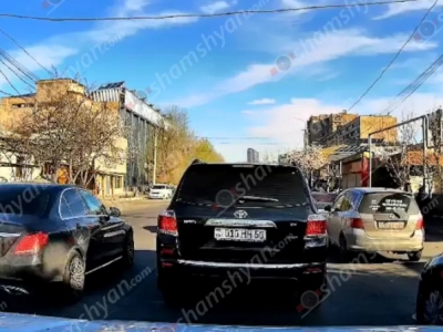 Երևանում Mercedes-ը չարամտորեն խախտել է երթևեկության կանոնները՝ դուրս եկել հանդիպակաց գոտի, ստեղծել վթարային իրավիճակ