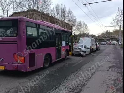 Շղթայական ավտովթար՝ Երևանում. բախվել են թիվ 14 երթուղին սպասարկող ավտոբուսն ու «Toyota»-ն, «BMW»-ն, «Ford»-ը