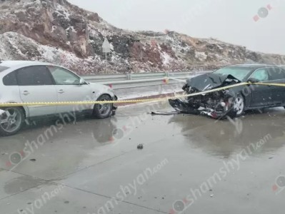 Երևան-Գյումրի ճանապարհին բախվել են «Toyota Camry»-ն, «Volkswagen»-ը և «Mercedes Vito»-ն․կա 5 վիրավոր