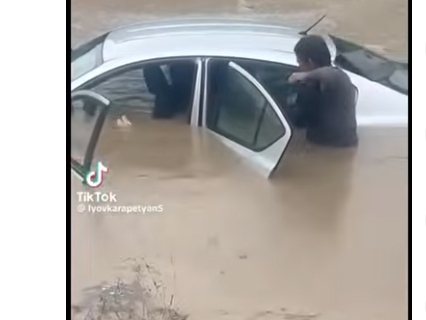 В в населенном пункте Армении автомобиль ушёл под воду после дождя — прохожие спасли женщину