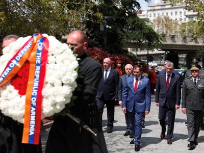 Սուրեն Պապիկյանը Թբիլիսիում այցելել է Հերոսների հրապարակ
