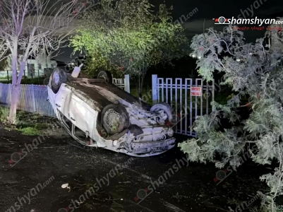 Nissan Tiida-ն Փարաքարի դպրոցի մոտ կոտրել է ցուցանակն ու գլխիվայր հայտնվել դպրոցի ճաղավանդակների մոտ