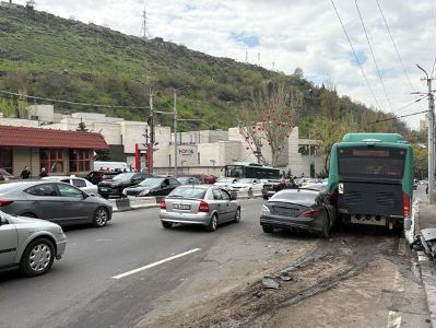 Ավտոբուսը կայանված է եղել, երբ «Մերսեդեսը» հարվածել է. մեկ այլ մեքենա էլ թռել է հանդիպակաց գոտի. Նոր մանրամասներ