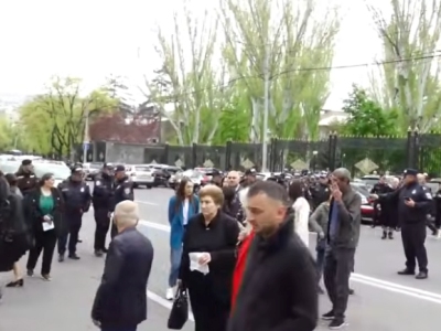 Ситуация во время акции протеста родственников без вести пропавших военнослужащих в Ереване накалилась