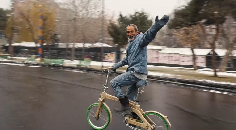 61-ամյա տղամարդը փայտե հեծանիվով ...