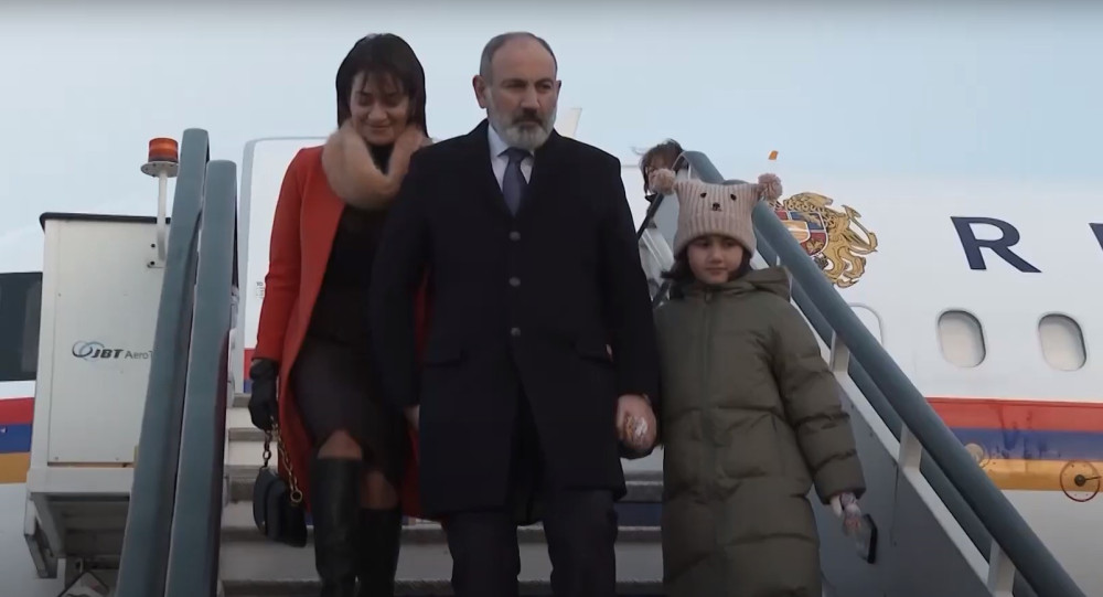 Pashinyan arrives in St. Petersburg with his wife and daughter