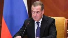Медведев назвал президента Финляндии реальным дебилом