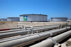 Reuters: Атака на нефтепровод Саудовской Аравии и удар по судну в Ормузе усилили угрозу мировым поставкам нефти