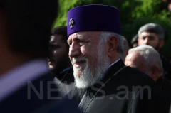 Catholicos of All Armenians arrives in Mother Cathedral of Holy Etchmiadzin, in march with ordinary citizens (PHOTOS)