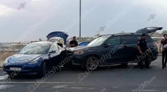 На трассе «Север-Юг» столкнулись «Mercedes GLS» и «Tesla»: мать с тремя несовершеннолетними детьми доставлена в больницу