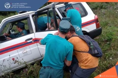 В Армении спасатели спустили гражданина с труднодоступного участка и доставили к автомобилю "скорой помощи"