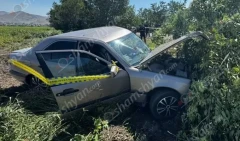 На автодороге Ахурян-Карнут «Mercedes» выехал с проезжей части, врезался в земляные насыпи и дерево: есть пострадавший