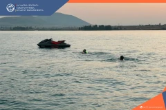 На озере Севан двое граждан упали в воду с водного мотоцикла: спасатели вывели их на берег