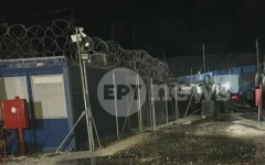 Камни, разрушенные здания и попытка побега: беспорядки вспыхнули в центре для мигрантов в Греции