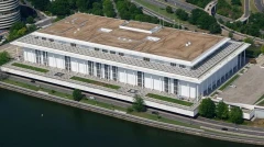 Минюст США потребовал вернуть имя Трампа на Центр Кеннеди, пригрозив сносом здания