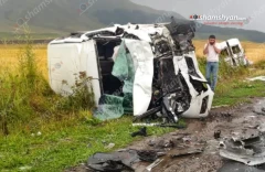 Արագածոտնում բախվել են Nissan Elgrand-ը և Ford Transit-ը․ Nissan-ը՝ կողաշրջվել է․ կա 4 վիրավոր