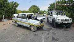 Արտաշատ-Զովաշեն ճանապարհին բախվել են «ՎԱԶ 2106»-ն ու «Lada»-ն. վերջինս կոտրել է փշալարերն ու կողաշրջվել. կան վիրավորներ