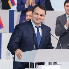 Պետք է դուրս գալ «սպորտզալ ու բետոնուզել խլողի» տեղային մտածելակերպից և աշխարհին նայել գլոբալ ու մասշտաբային հայացքով». Կարապետյան
