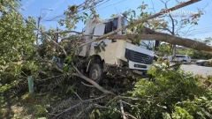 KamAZ-ը Դավիթ Բեկի փողոցում բախվել է ծառերին, ապա կոտրել գազատարի հենասյուները