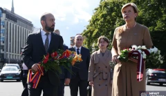 Ռիգայում Միրզոյանը և Բրաժեն ծաղիկներ են զետեղել Անկախության հուշարձանին