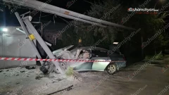 Նոր Արեշում Nissan Teana-ն բախվել է կայանված «Գազել»-ին, ապա կոտրել գազատար խողովակի հենասյուները. կան վիրավորներ