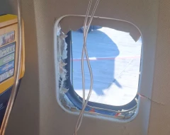 Авиакомпания Ryanair оказалась в центре разбирательства после инцидента с пассажиром, которого едва не вытянуло через иллюминатор
