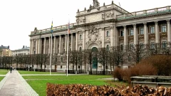 На парламентских выборах в Швеции с минимальным отрывом лидирует оппозиция