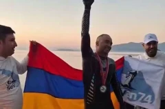 Беспрецедентный рекорд. Ованнес Габриелян вплавь пересек озеро Севан по всей его длине (74 км)