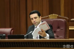 «Իրավունք». Ալեն Սիմոնյանը թվերի հետ էլ խնդիր ունի՞, թե՞ մոռացել է որ գումարման ԱԺ նախագահն էր