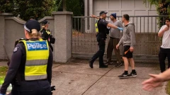 Около 100 человек с копьями и луками устроили беспорядки на севере Австралии