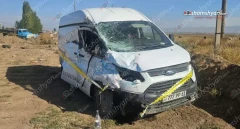 Գյումրի-Երևան ճանապարհին բախվել են Ford Transit-ն ու ԳԱԶ 53-ը․ երկու ավտոմեքենաներն էլ հայտնվել են դաշտում․ կա վիրավոր