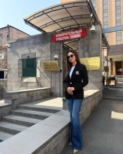 Певица Зара проголосовала на выборах в Госдуму в посольстве РФ в Армении