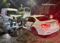 Գյումրիում ճակատ ճակատի բախվել են «BMW»-ն և «Ford Transit»-ը․ կա 4 վիրավոր