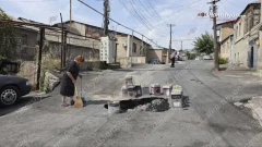 Սարի թաղում ջրի խողովակը վնասվել է, փողոցում հսկա փոս է առաջացել. ջուրը լցվում է տները և խարխլում հիմքերը