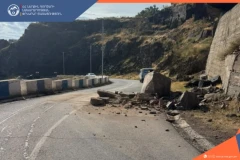 Օշականի ոլորաններից դեպի Ձորակ թաղամաս տանող ճանապարհին ժայռաբեկորը պոկվել է և ընկել ճանապարհի երթևեկելի հատված