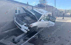 Մարտունիում բախվել են «Lexus LX570»-ը և «Opel»-ը․ այնուհետև «Lexus»-ը բախվել է տան քարե պատնեշին․ կա վիրավոր