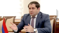 Ձեր հրաժարականն են պահանջում. լրագրողը` Պապիկյանին