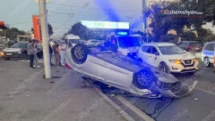 Իսակովի պողոտայում բախվել են Nissan Rogue-ը, Mercedes Sprinter-ը և Hyundai Elantra-ն. վերջինս բախվել է հենասյանը և գլխիվայր շրջվել