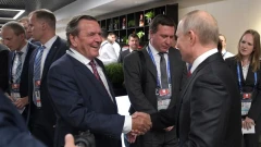 Опрос: Большинство немцев осудили встречу Шрёдера с Путиным в день рождения российского президента