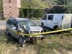 Իջևանում «Opel Zafira»-ն բախվել է ճանապարհի թույլատրելի հատվածում կայանված «Ford Transit»-ին․ կան վիրավորներ