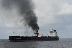 В Оманском заливе загорелся танкер, пытавшийся пройти запретную зону с отключенной системой слежения
