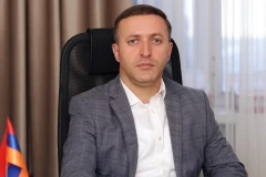 Հովհաննես Հակոբյանը նախընտրական կաշառք` հեռախոս է խոստանում, ինչպես նաև անչափահասին օգտագործում քաղաքական գովազդի մեջ (վիդեո)