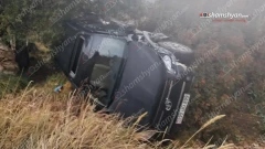 В Вайоцдзорской области столкнулись грузовик «DAF» и «Toyota RAV4»: легковая машина оказалась в овраге