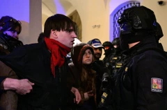 «С нас хватит!»: разъяренные демонстранты попытались прорваться в парламент Чехии