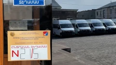 Մարտունիում միջքաղաքային երթուղին սպասարկող նոր սպրինտերները՝ ընտրական տեղամասի մոտ